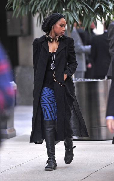 Jennifer Hudson in blue leggings