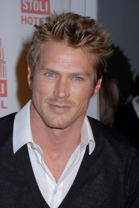 Jason Lewis Stoli