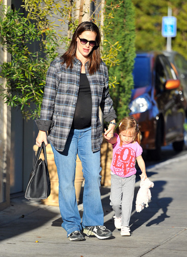 Pregnant Jennifer Garner and her daughter run errands