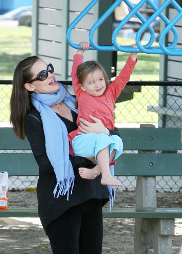 Jennifer Garner takes her daughter to the park