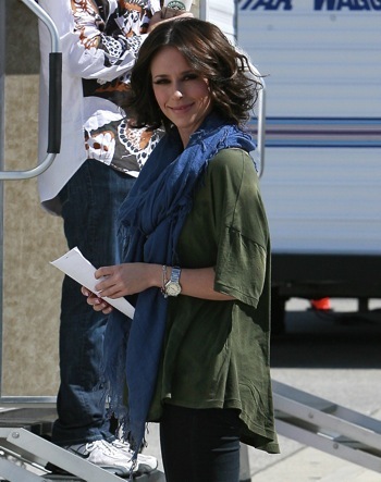 Jennifer Love Hewitt on set