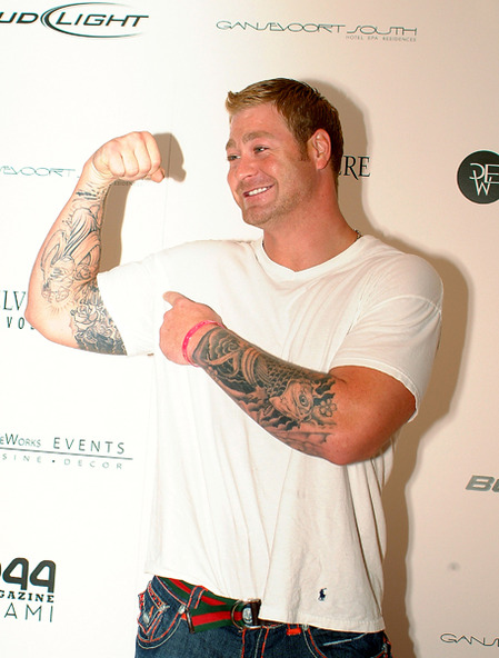 Jeremy Shockey shows off his guns