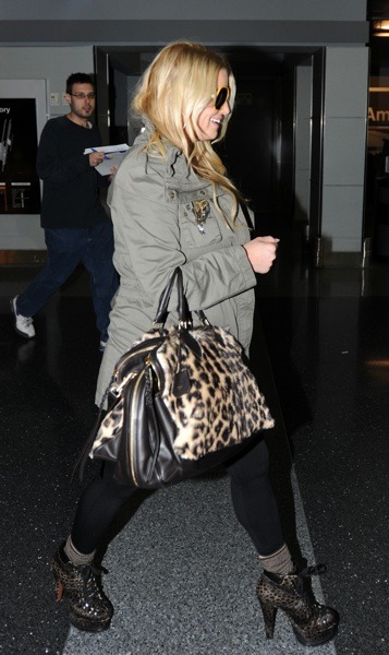 Jessica Simpson with animal print tote