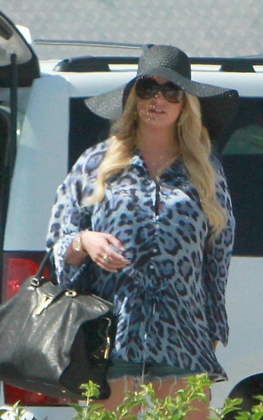 Jessica Simpson is ready for the beach