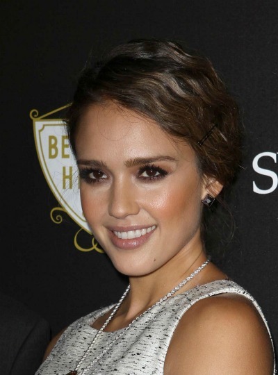 Wavy updos for oval faces 