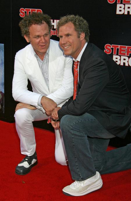 John C. Reilly and Will Ferrell kneeling at the Step Brothers premiere
