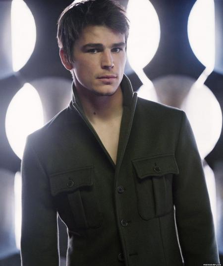 Josh Hartnett still