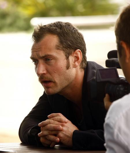 Jude Law being filmed for Sherlock Holmes