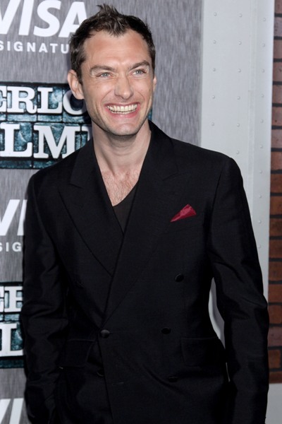 Jude Law flashes a big smile at the premiere of 'Sherlock Holmes'