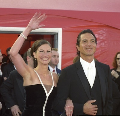 Julia Roberts and Benjamin Bratt