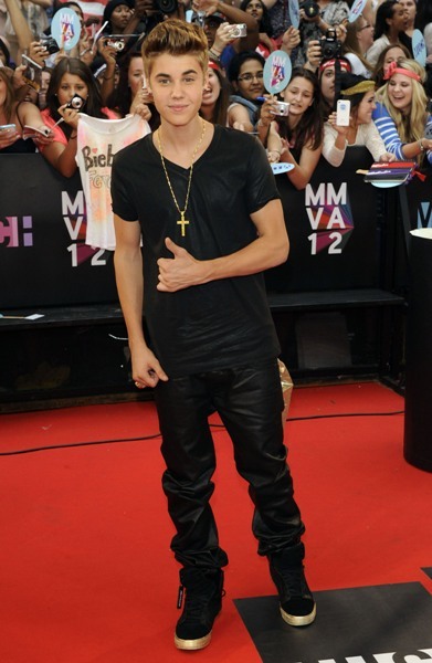 Justin Bieber works the red carpet