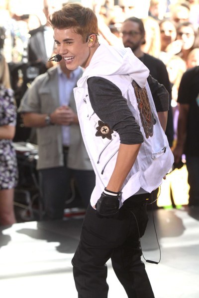 Justin Bieber pumpes up the crow