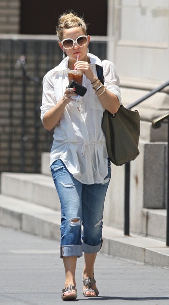 Kate Hudson in ripped jeans