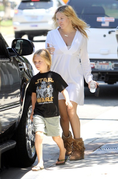 Kate Hudson with deep v sweater
