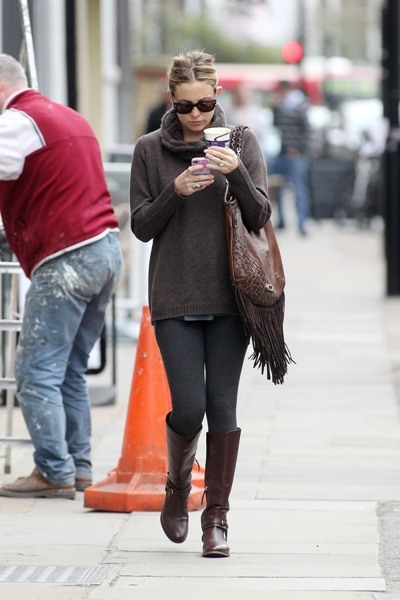Kate Hudson in leather boots