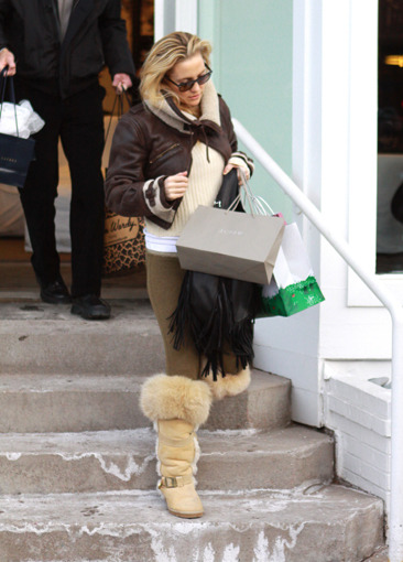 Kate Hudson shopping in Aspen on Christmas Eve