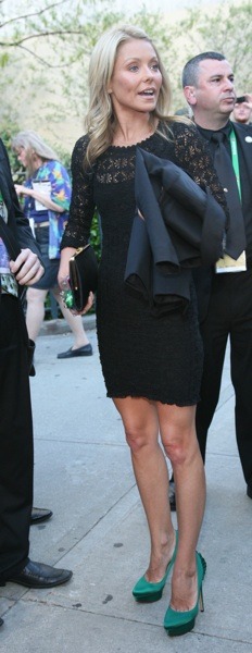 Kelly Ripa in green pumps