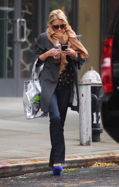 Kelly Ripa with tan scarf