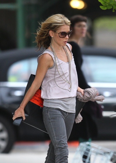 Kelly Ripa accessorizing