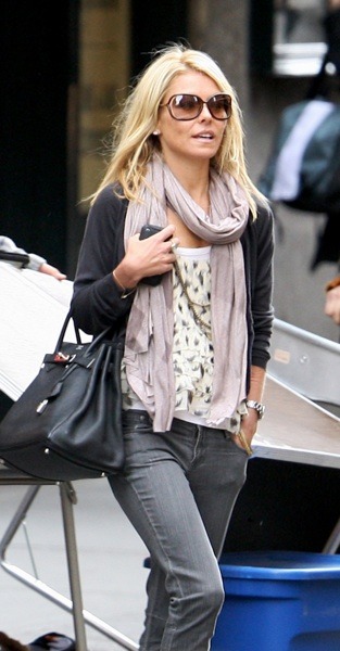 Kelly Ripa in grey skinny jeans