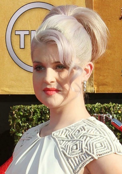 Kelly Osbourne looks beautiful with this bun updo that shows off her pouty 