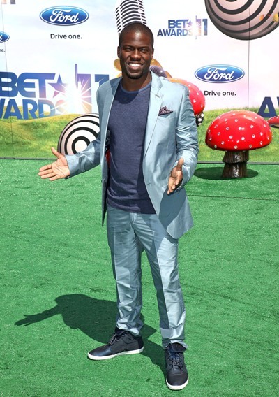 Kevin Hart dresses up 
