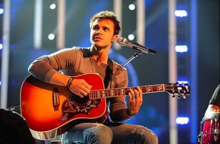 Allen performs wth guitar during Season Eight.