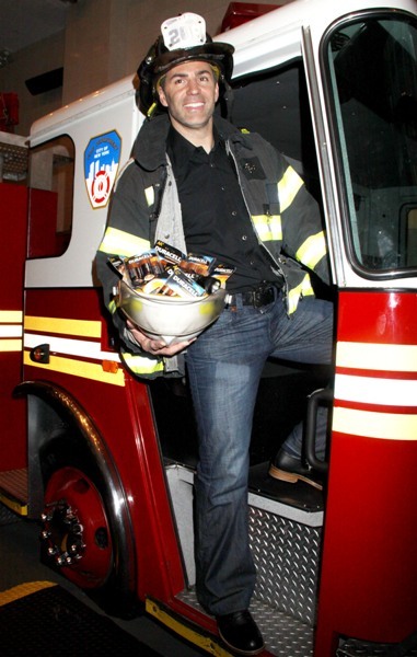 Kurt Warner visits the Fire Department