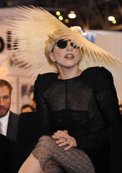 The hat of Lady Gaga