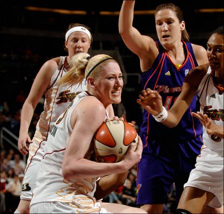 Lauren Jackson Grabs a Rebound