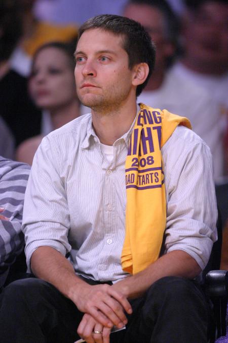 Leonardo DiCaprio has a Lakers t-shirt on his shoulder while at a basketball ... Leonardo DiCaprio has a Lakers t-shirt on his shoulder while at a basketball ...