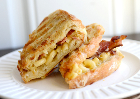 Bacon mac and cheese grilled cheese