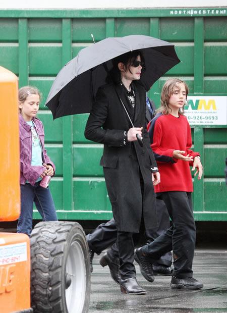 Michael Jackson with son and daughter