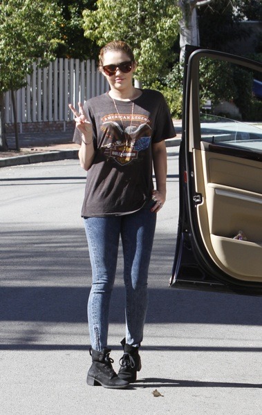 Miley Cyrus in ankle zipped leggings