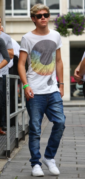 Band mate Niall Horan rocks his white-T 