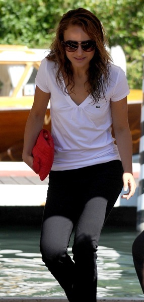 Natalie Portman in jeans and a t-shirt