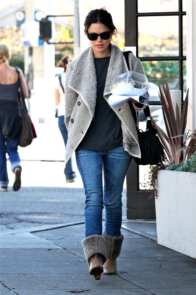 Rachel Bilson picks up food