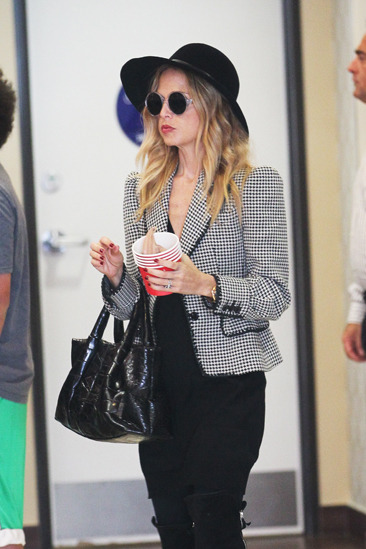 Rachel Zoe gets frozen yogurt