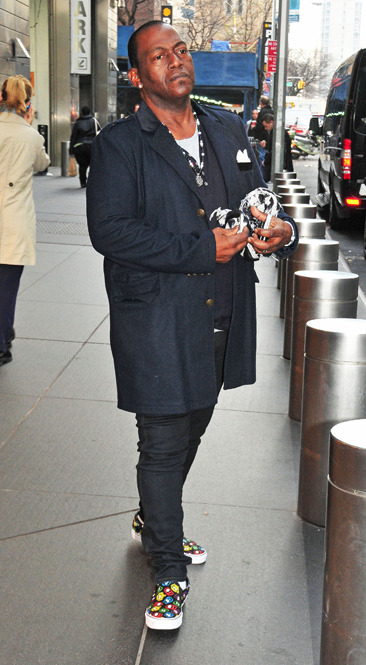 Randy Jackson leaves his NYC hotel
