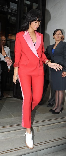 Rihanna leaves hotel