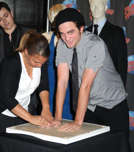 Pattinson-handprint