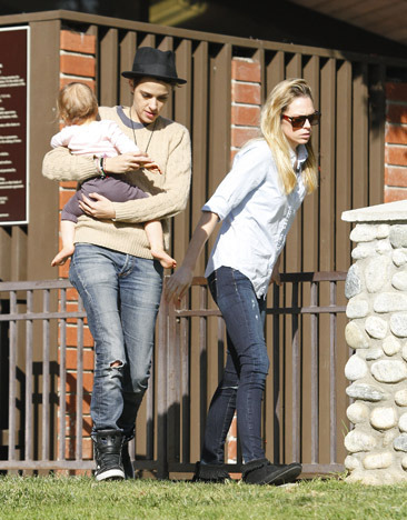 Samantha Ronson babysits at park