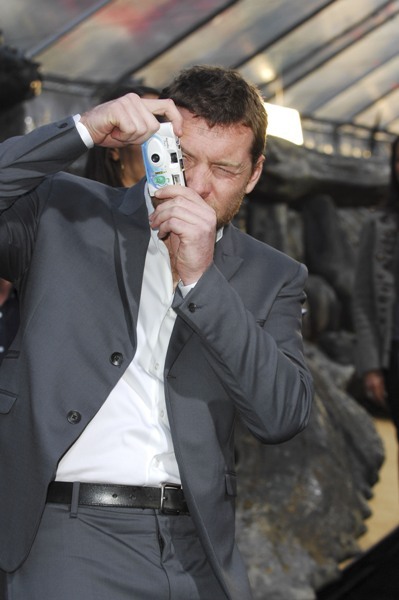 Sam Worthington snaps a photo at the Premiere of 'Clash of the Titans' 
