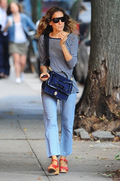 Sarah Jessica Parker in a crossbody bag