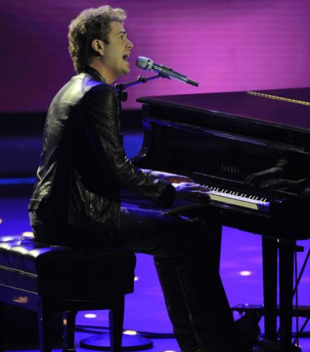 Scott MacIntyre performing on American Idol