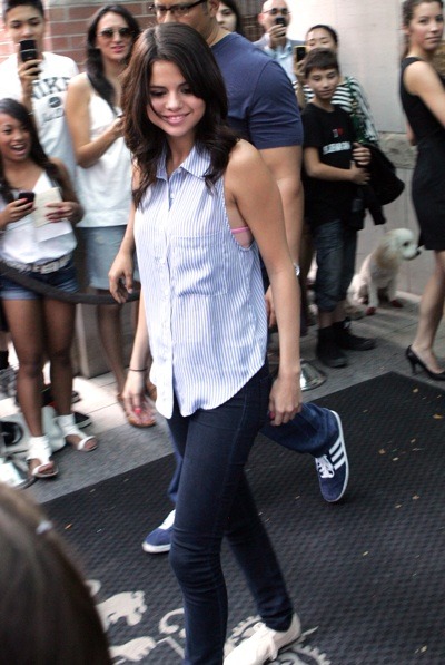Tennis Shoes  Dogs on Selena Gomez In Tennis Shoes   Selena Gomez Celebrity Style