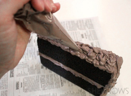Pipe the top of the cake