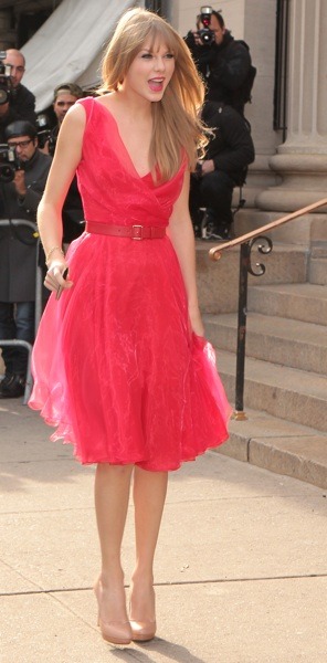 Taylor Swift in red