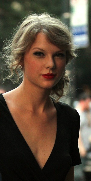 Taylor Swift with soft curls