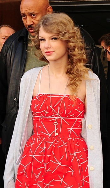 Taylor Swift with large waves